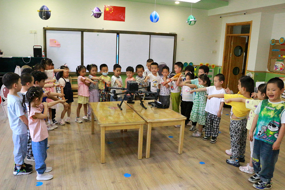 民盟“启明星”科普公益活动之科学启蒙，点亮孩子科学梦想 (1).jpg