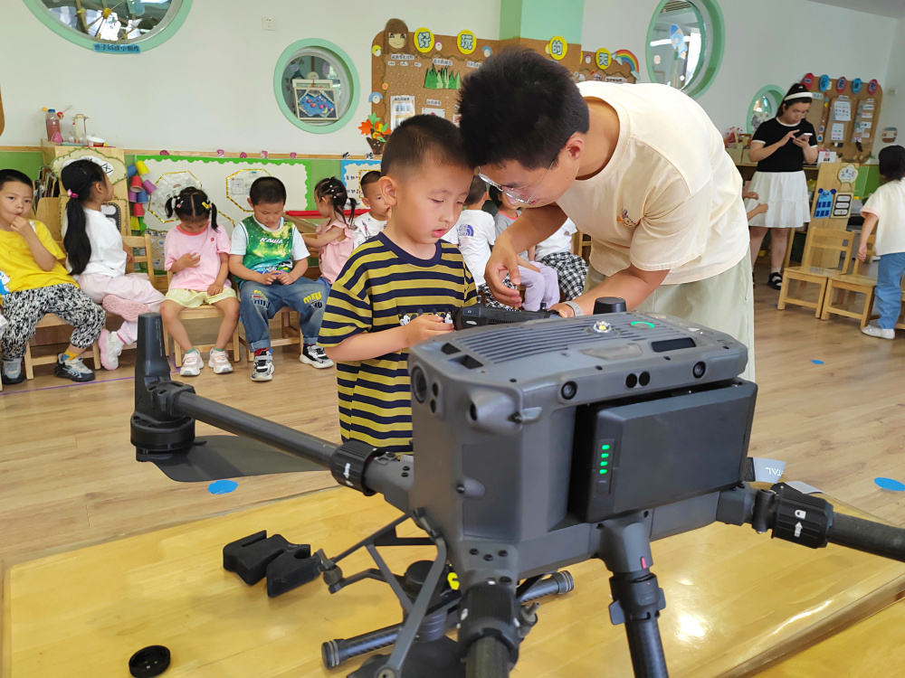 民盟“启明星”科普公益活动之科学启蒙，点亮孩子科学梦想 (2).jpg