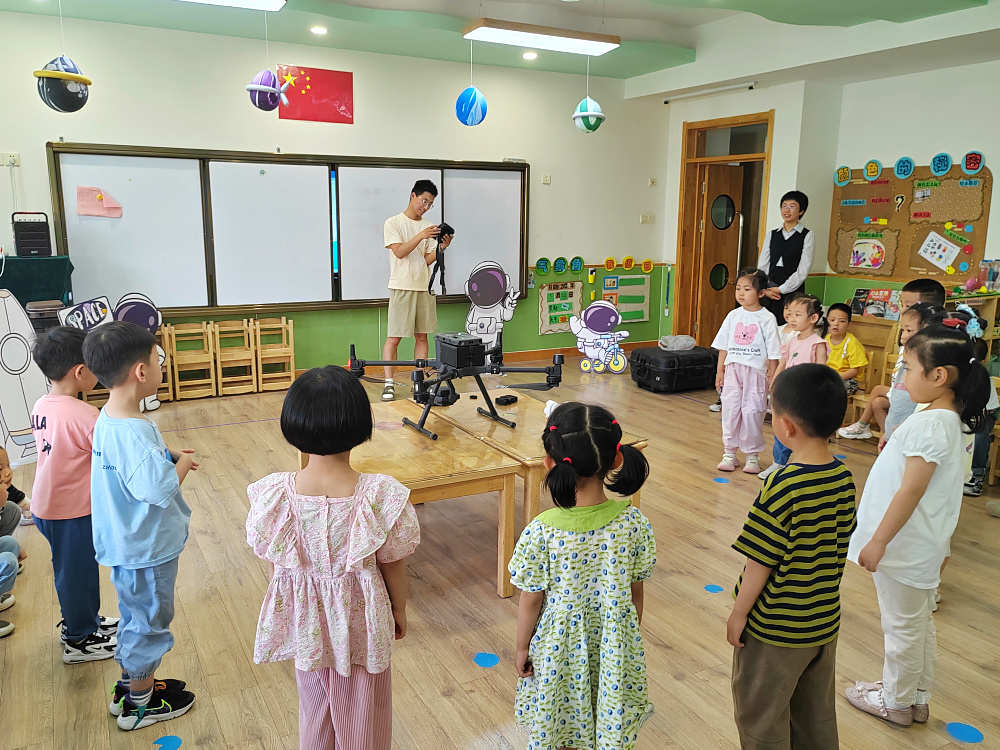 民盟“启明星”科普公益活动之科学启蒙，点亮孩子科学梦想 (4).jpg