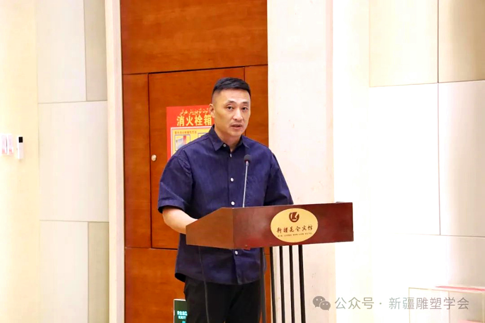 新疆雕塑学会第四届会长马昌民做表态发言.jpg