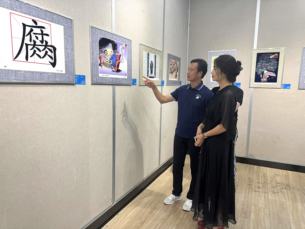 民盟新疆区委会机关参观“清风扬正气，廉洁守初心”漫画展 (3).jpg