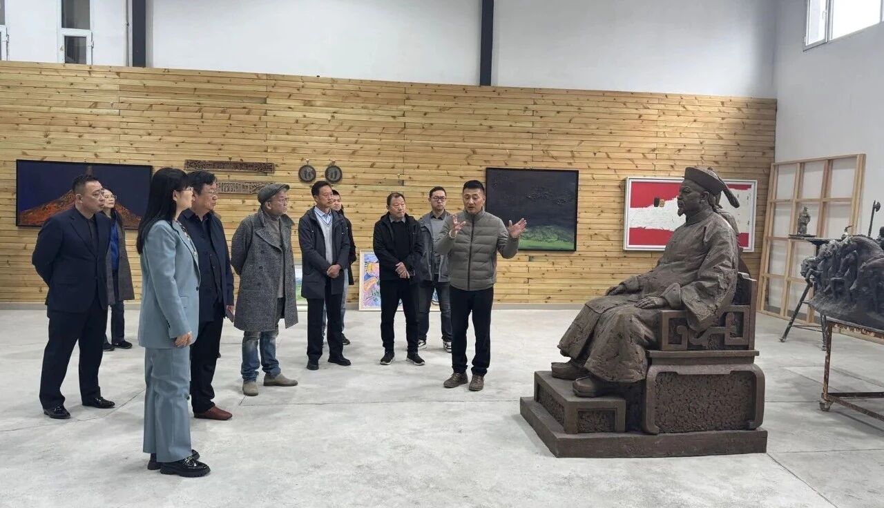 马昌民带领大家参观了雕塑工作室.jpg